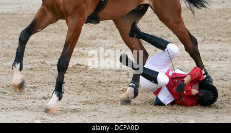 Herning, Danemark, Allemagne. 20e Août 2013. Cavalier russe Natalia Simonia tombe de son cheval lors du premier tour en simple et de l'équipe de saut à la FEI European Championships à Herning, Danemark, Allemagne, 20 août 2013. Photo : Jochaen Luebke/dpa/Alamy Live News Banque D'Images