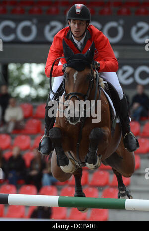 Herning, Danemark, Allemagne. 20e Août 2013. Cavalier suisse Steve Guerdat exerce ses compétences avec son cheval Nino lors du premier tour en simple et de l'équipe de saut à la FEI European Championships à Herning, Danemark, Allemagne, 20 août 2013. Photo : Jochaen Luebke/dpa/Alamy Live News Banque D'Images