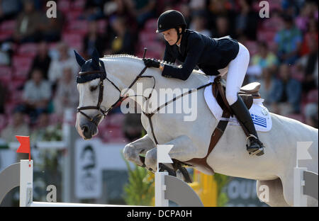 Herning, Danemark, Allemagne. 20e Août 2013. Cavalier grec Athina Onassis De Miranda effectue ses compétences avec son cheval Camille Z au premier tour en simple et de l'équipe de saut à la FEI European Championships à Herning, Danemark, Allemagne, 20 août 2013. Photo : Jochaen Luebke/dpa/Alamy Live News Banque D'Images