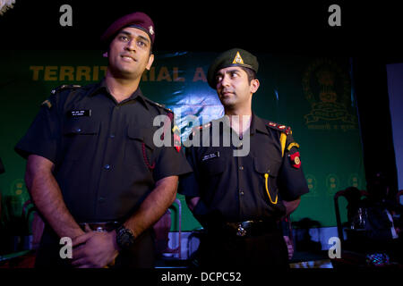 Cricket indien Mahendra Singh Dhoni capitaine et shooter Abhinav Bindra, lors d'une fonction où ils ont été porter conféré le grade de Lieutenant-colonel dans l'armée territoriale à New Delhi, Inde Delhi, Inde - 03.11.11 Banque D'Images