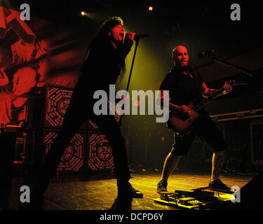 Joey Belladonna et Scott Ian d'Anthrax effectuer à vivre la révolution. Fort Lauderdale, Floride - 02.11.11, Banque D'Images