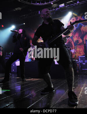 Joey Belladonna et Scott Ian d'Anthrax effectuer à vivre la révolution. Fort Lauderdale, Floride - 02.11.11, Banque D'Images