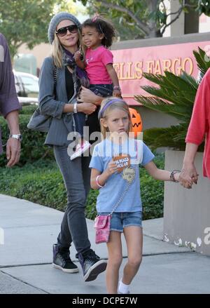 Heidi Klum shopping avec ses filles Lou et Leni à Brentwood Brentwood, Californie - 03.11.11 Banque D'Images