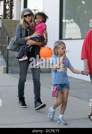 Heidi Klum shopping avec ses filles Lou et Leni à Brentwood Brentwood, Californie - 03.11.11 Banque D'Images