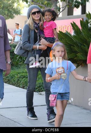 Heidi Klum shopping avec ses filles Lou et Leni à Brentwood Brentwood, Californie - 03.11.11 Banque D'Images