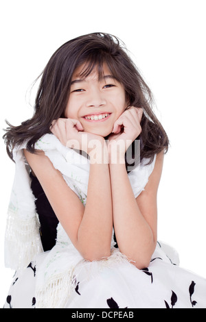 Jeune fille en robe blanche et bkack, sitting and smiling Banque D'Images