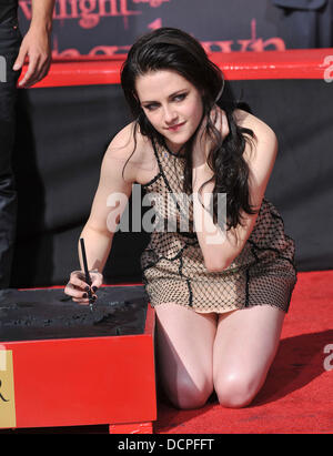 Kristen Stewart Étoile de 'La Saga Twilight' films sont à l'honneur avec une main et l'empreinte de cérémonie hors de Grauman's Chinese Theatre de Los Angeles, Californie - 03.11.11 Banque D'Images