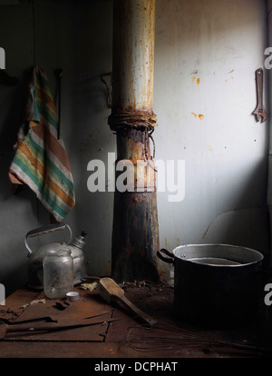 Cuisinière rouillée et artefacts dans Brunavík hut, d'urgence, de l'Islande Banque D'Images