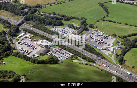 Vue aérienne de Moto Birch Services sur le M62 près de Manchester Banque D'Images