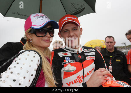 Paris Hilton avec Champion du Monde 2011 dans la catégorie Moto2 Stefan Bradl (GER) MotoGP Valence Valence, Espagne - 06.11.11 Banque D'Images