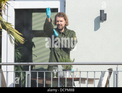 Heidelberg, Allemagne. Août 21, 2013. Un policier assure la preuve sur un balcon sur la scène de crime à Dossenheim près d'Heidelberg, Allemagne, 21 août 2013. Le 20 août 2013 un homme tué deux hommes, blessé cinq personnes, puis a pris sa propre vie lors d'une réunion. titulaire Photo : UWE ANSPACH/dpa/Alamy Live News Banque D'Images