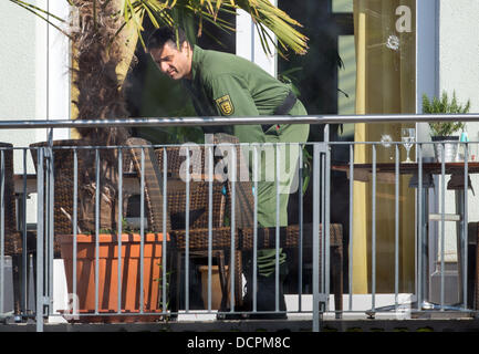 Heidelberg, Allemagne. Août 21, 2013. Un policier assure la preuve sur un balcon sur la scène de crime à Dossenheim près d'Heidelberg, Allemagne, 21 août 2013. Le 20 août 2013 un homme tué deux hommes, blessé cinq personnes, puis a pris sa propre vie lors d'une réunion. titulaire Photo : UWE ANSPACH/dpa/Alamy Live News Banque D'Images