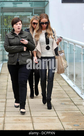 Lauren Goodger et Lauren Pope Le cast de la seule façon est à la tête d'Essex l'ouest de Londres pour faire de filmer l'Essex, Angleterre - 08.11.11 Banque D'Images