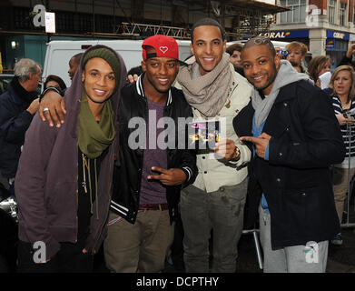 Oriste Aston Merrygold, Williams, Marvin Humes et JB, vrai nom Jonathan Gill, de JLS en dehors de la BBC Radio 1 studios London, England - 09.11.11 Banque D'Images