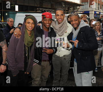 Oriste Aston Merrygold, Williams, Marvin Humes et JB, vrai nom Jonathan Gill, de JLS en dehors de la BBC Radio 1 studios London, England - 09.11.11 Banque D'Images