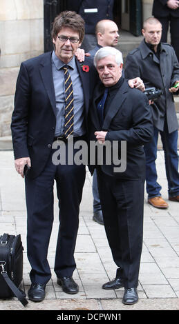 Lire Mike et Tony Prince Les Funérailles de Sir Jimmy Savile a tenu à la Cathédrale de Leeds Leeds, Angleterre - 09.11.11 Banque D'Images