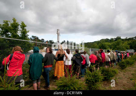 Site de cuadrilla de forage. Manifestation contre la fracturation hydraulique . Les manifestants entourent l'appareil de forage et tenir la main. Banque D'Images