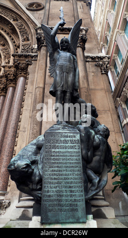 Statue commémorative de la Grande Guerre à l'extérieur de l'église paroissiale de St Michael Cornhill dans la ville de Londres KATHY DEWITT Banque D'Images