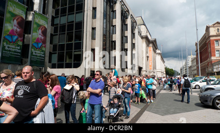 Les gens faisant la queue pour entrer dans le musée d'histoire naturelle sur l'Exhibition Road South Kensington London SW7 UK KATHY DEWITT Banque D'Images