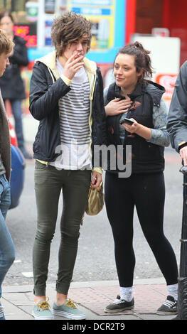 Frankie Cocozza à la gare de Brighton à la tête à Londres. Frankie a bavardé à vos amis tout en faisant la queue pour acheter un ticket et donné de l'argent pour le Fonds du coquelicot avant d'acheter un paquet de cigarettes. Brighton, Angleterre - 11.11.11 Banque D'Images