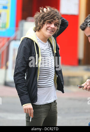 Frankie Cocozza à la gare de Brighton à la tête à Londres. Frankie a bavardé à vos amis tout en faisant la queue pour acheter un ticket et donné de l'argent pour le Fonds du coquelicot avant d'acheter un paquet de cigarettes. Brighton, Angleterre - 11.11.11 Banque D'Images