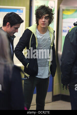 Frankie Cocozza à la gare de Brighton à la tête à Londres. Frankie a bavardé à vos amis tout en faisant la queue pour acheter un ticket et donné de l'argent pour le Fonds du coquelicot avant d'acheter un paquet de cigarettes. Brighton, Angleterre - 11.11.11 Banque D'Images