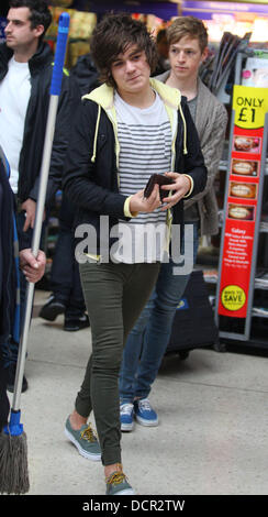 Frankie Cocozza arrive à la gare de Brighton à la tête à Londres. Frankie a bavardé à vos amis tout en faisant la queue pour acheter un ticket et donné de l'argent pour le Fonds du coquelicot avant d'acheter un paquet de cigarettes. Brighton, Angleterre - 11.11.11 Banque D'Images