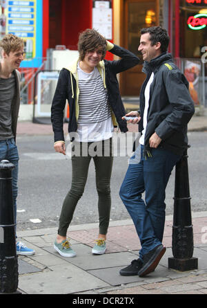 Frankie Cocozza arrive à la gare de Brighton à la tête à Londres. Frankie a bavardé à vos amis tout en faisant la queue pour acheter un ticket et donné de l'argent pour le Fonds du coquelicot avant d'acheter un paquet de cigarettes. Brighton, Angleterre - 11.11.11 Banque D'Images