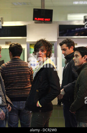 Frankie Cocozza à la gare de Brighton à la tête à Londres. Frankie a bavardé à vos amis tout en faisant la queue pour acheter un ticket et donné de l'argent pour le Fonds du coquelicot avant d'acheter un paquet de cigarettes. Brighton, Angleterre - 11.11.11 Banque D'Images