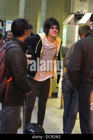 Frankie Cocozza à la gare de Brighton à la tête à Londres. Frankie a bavardé à vos amis tout en faisant la queue pour acheter un ticket et donné de l'argent pour le Fonds du coquelicot avant d'acheter un paquet de cigarettes. Brighton, Angleterre - 11.11.11 Banque D'Images