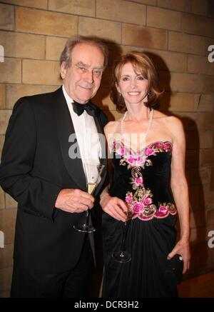 GERALD SCARFE, JANE ASHER Chain of Hope's gala annuel 2011, tenue à la musée d'histoire naturelle de Londres, Angleterre - 10.11.11 Banque D'Images