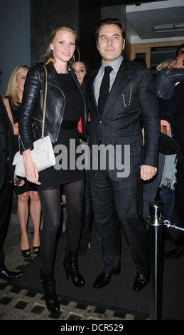 David Walliams et Lara Stone restaurant Nobu de quitter Londres, Angleterre - crédit obligatoire : WENN.com 12.11.11 Banque D'Images