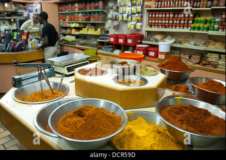 Épices indiennes à la vente à la Victoria Street Market, Durban, Afrique du Sud Banque D'Images