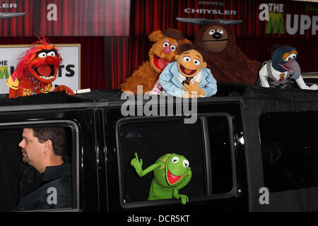 (L-R) Animal, Kermit la grenouille, l'ours Fozzie, Walter, Rowlf Gonzo et la première de Walt Disney Pictures' 'Les Muppets' au El Capitan Theatre - Arrivées Los Angeles, Californie - 12.11.11 Banque D'Images