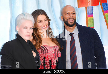 Alecia Moore aka Rose, Sofia Vergara, communs chez Warner Bros. Première mondiale de 'Happy Feet 2' au Grauman's Chinese Theatre. Hollywood, Californie - 13.11.11 Banque D'Images