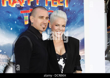 Artiste chanteur / Enregistrement vocal Alecia Beth Moore alias Pink et son mari Carey Hart arrive à la première mondiale de 'Happy Feet 2' au Grauman's Chinese Theatre. Los Angeles, Californie - 13.11.11 Banque D'Images