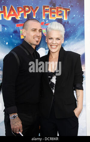 Artiste chanteur / Enregistrement vocal Alecia Beth Moore alias Pink et son mari Carey Hart arrive à la première mondiale de 'Happy Feet 2' au Grauman's Chinese Theatre. Los Angeles, Californie - 13.11.11 Banque D'Images