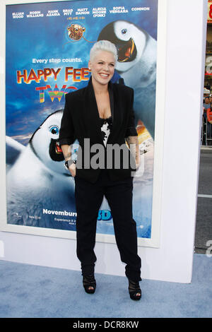 Chanteur / actrice Alecia Beth Moore alias Pink arrive à la première mondiale de 'Happy Feet 2' au Grauman's Chinese Theatre. Los Angeles, Californie - 13.11.11 Banque D'Images