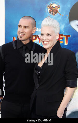 Artiste chanteur / Enregistrement vocal Alecia Beth Moore alias Pink et son mari Carey Hart arrive à la première mondiale de 'Happy Feet 2' au Grauman's Chinese Theatre. Los Angeles, Californie - 13.11.11 Banque D'Images