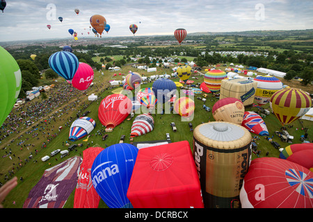 Bristol International Balloon Fiesta 2013, montrant l'ascension de masse et le débarquement de plus de 100 ballons à cet événement annuel. a UK Banque D'Images