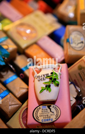 Les bars de l'huile d'olive savon en vente dans les rues étroites de la ville de Corfu Banque D'Images