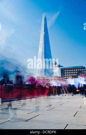 Londres, Royaume-Uni. 21 août 2013. banlieusards cross londres pont sous le point de vue de la tesson comme le beau temps revient au R.-U. à l'approche de la bank holiday weekend crédit : Paul swinney/Alamy live news Banque D'Images