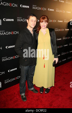 Joseph Gordon-Levitt (L) et Bryce Dallas Howard, au 'Vive Imagination' Campagne 'Lorsque vous trouvez-moi"" à l'American Museum of Natural History. La ville de New York, USA - 15.11.11 Banque D'Images