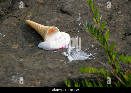 Cornet de crème glacée est tombé sur le sol de fusion Banque D'Images