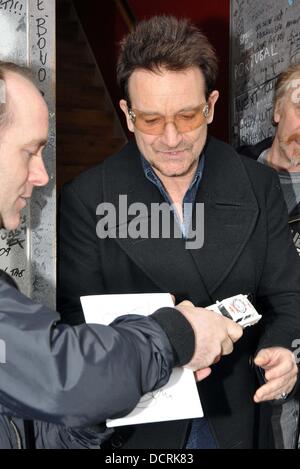 Bono avec un ventilateur Gary Paul hors les Hanover Quay studios. Bono a signé son actung baby trabant miniatures. Dublin, Irlande - 17.11.11 Banque D'Images