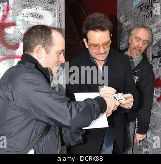 Bono avec un ventilateur Gary Paul hors les Hanover Quay studios. Bono a signé son actung baby trabant miniatures. Dublin, Irlande - 17.11.11 Banque D'Images