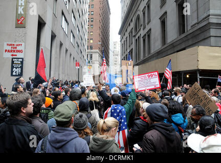 L'atmosphère mouvement occupons Wall Street Lower Manhattan à travers des marches qu'il atteint deux mois de protestations de la ville de New York, USA - 17.11.11 Banque D'Images