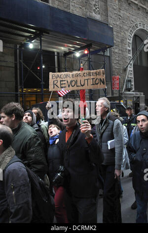 L'atmosphère mouvement occupons Wall Street Lower Manhattan à travers des marches qu'il atteint deux mois de protestations de la ville de New York, USA - 17.11.11 Banque D'Images