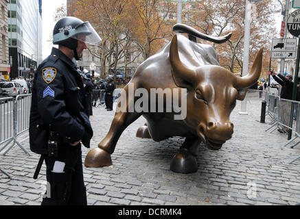 L'atmosphère mouvement occupons Wall Street Lower Manhattan à travers des marches qu'il atteint deux mois de protestations de la ville de New York, USA - 17.11.11 Banque D'Images