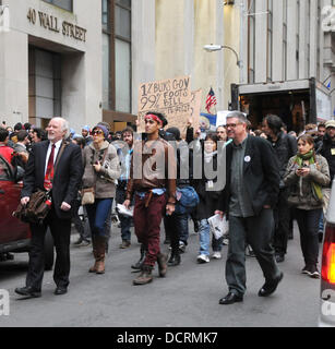 L'atmosphère mouvement occupons Wall Street Lower Manhattan à travers des marches qu'il atteint deux mois de protestations de la ville de New York, USA - 17.11.11 Banque D'Images